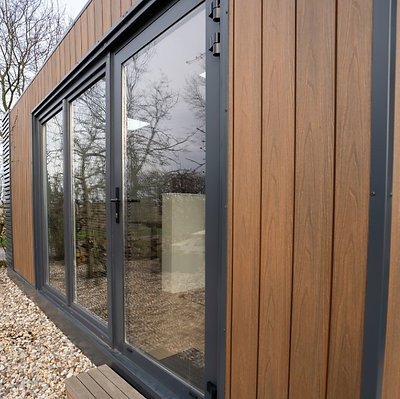 37e3c5_9688e452e7ec441bacf0b8171bff13b1mv2.jpg Module Container préfabriqué de 18 m2